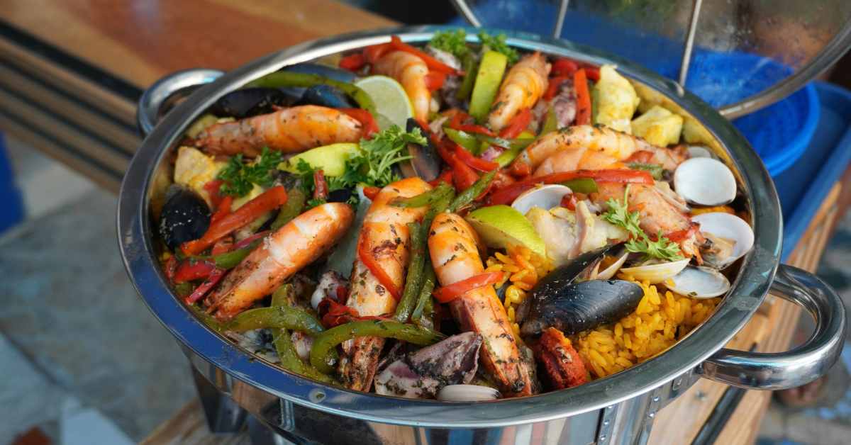 Disfruta de la gastronomía local en un viaje de intercambio cultural.