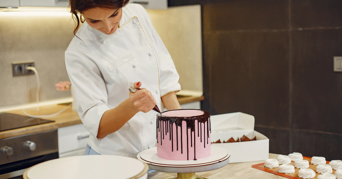 Pastelero artesanal decorando una tarta con precisión y dedicación