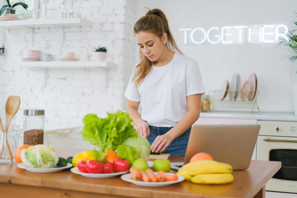 pexels-shvetsa-6593581-1-1024x683 Vida saludable con alimentos naturales y hábitos sin extremos