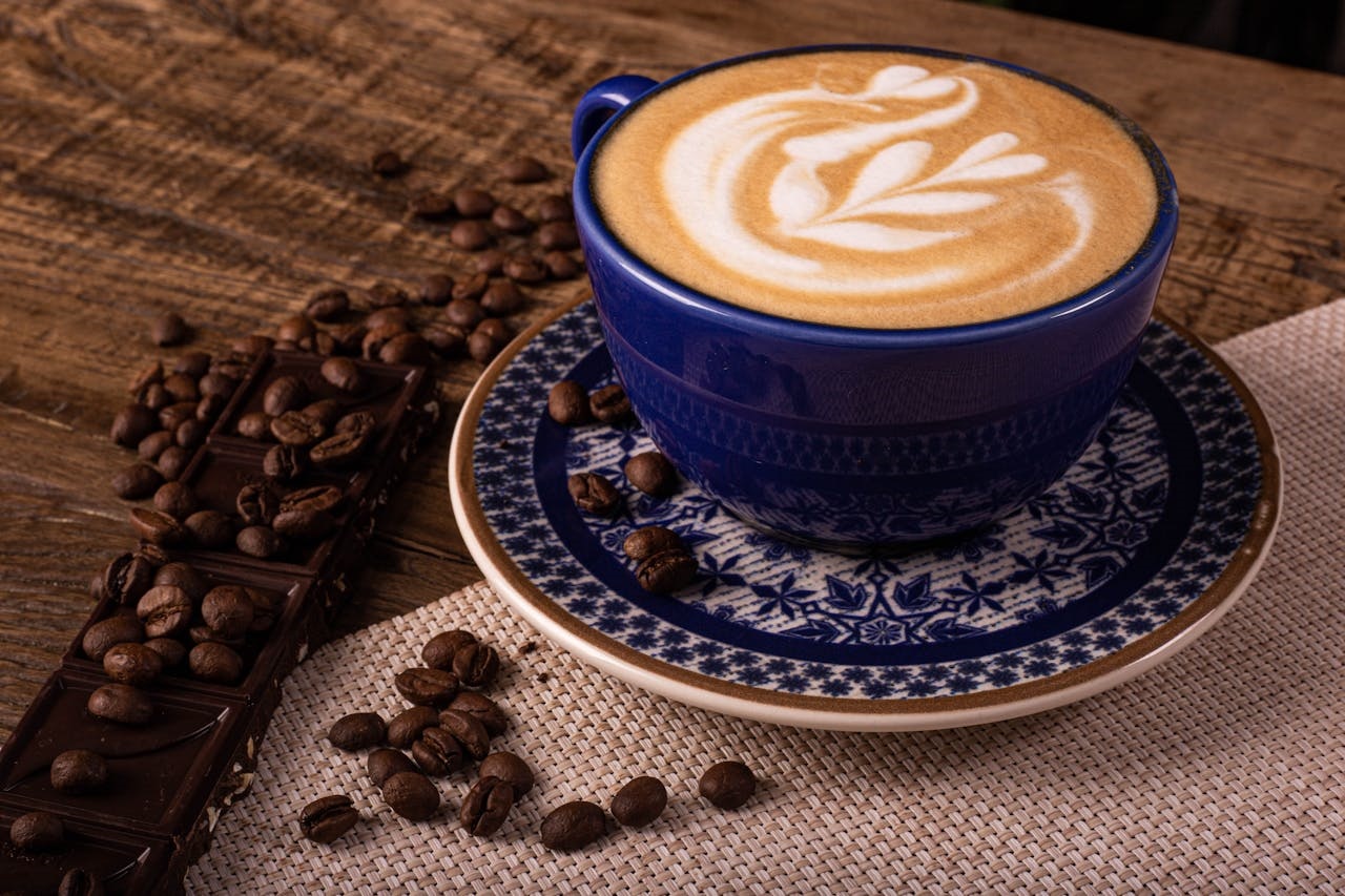 Cafe-con-leche-y-chocolate-.-jpg Beneficios del café y el chocolate que inspiran a crear desde casa