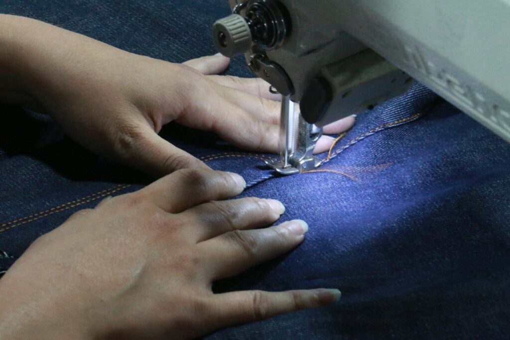 reza-erfanian-DZfmIIIaFbs-unsplash-1024x683 Cómo se fabrica un blue jean: historia, proceso y valor artesanal 👖