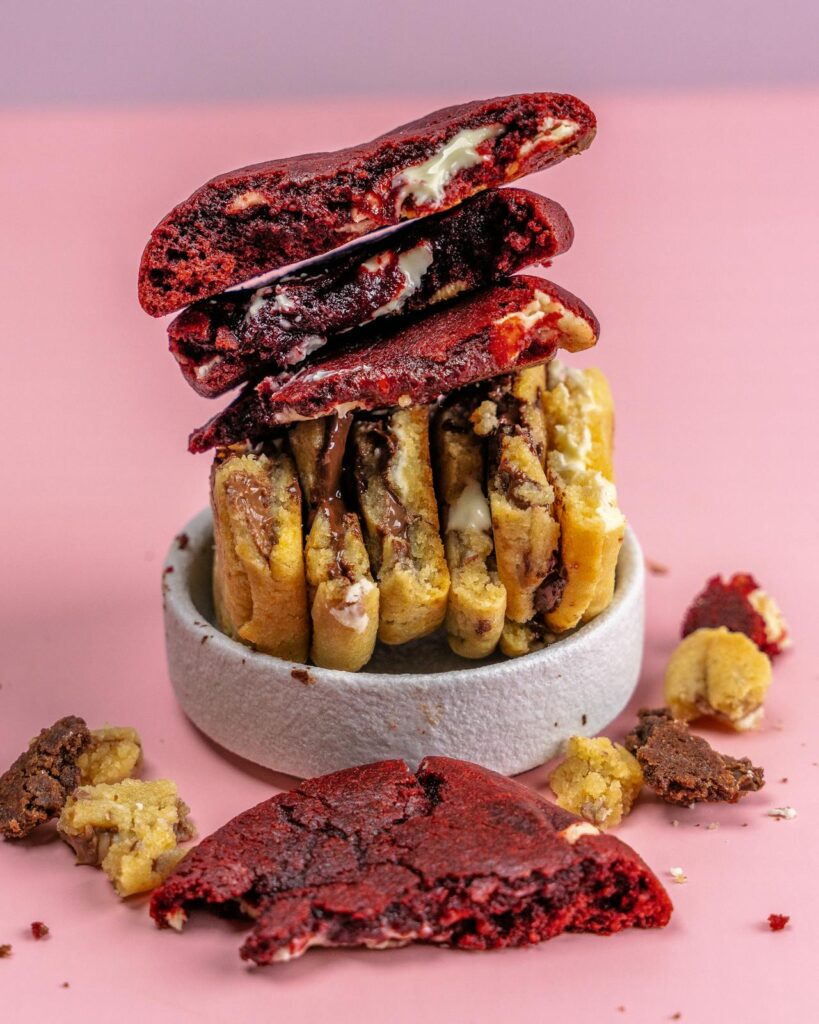 pexels-media-16974030-819x1024 Galletas Red Velvet con chocolate blanco: suaves y fáciles de hacer